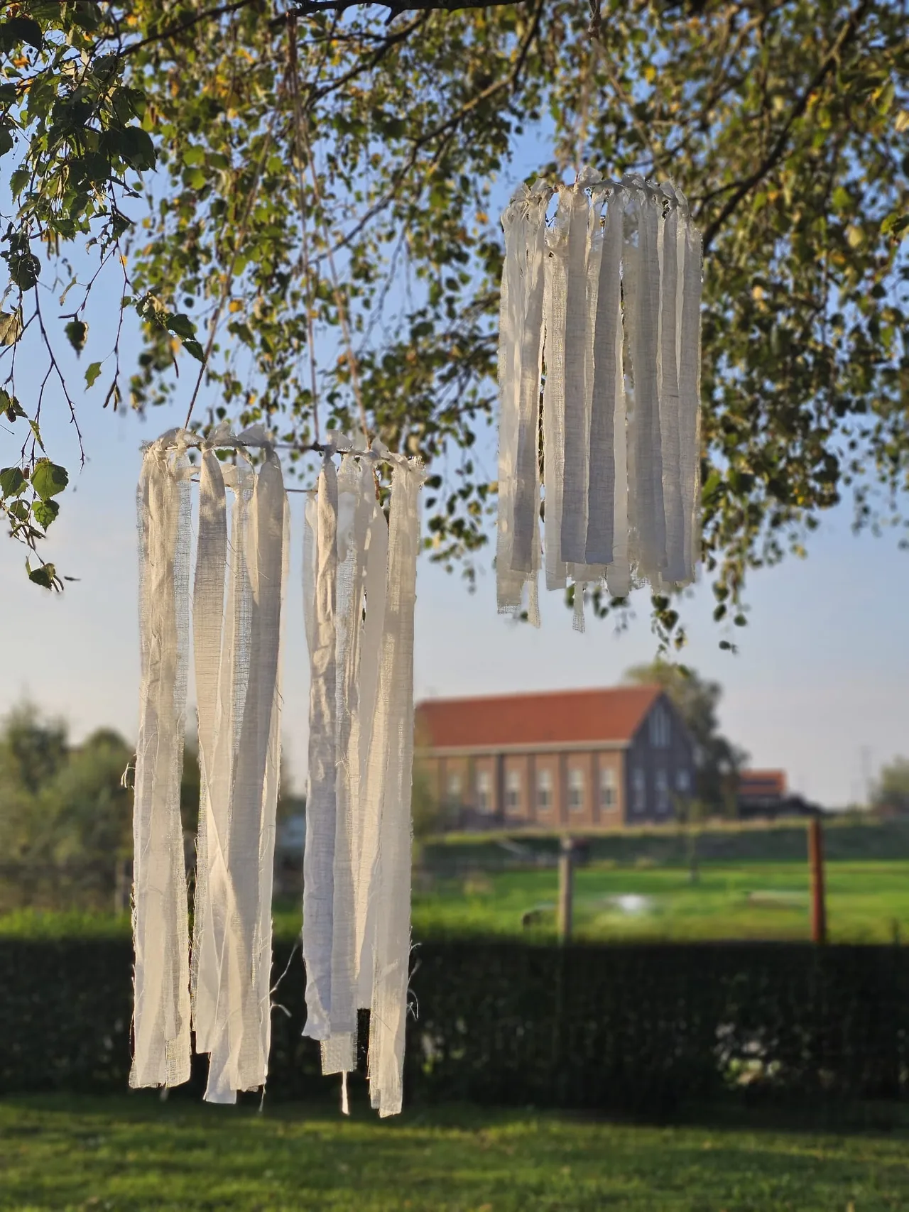 Backdrop met lintjes op een buitenbruiloft