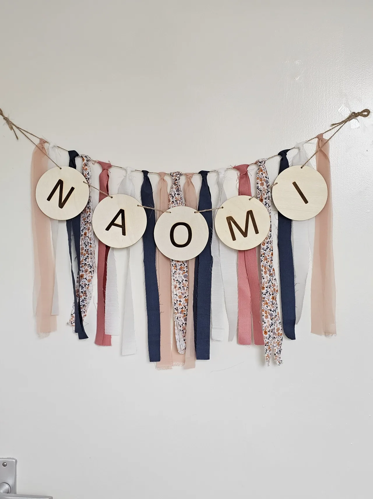 Naamslinger NAOMI met houten letters en lintjes