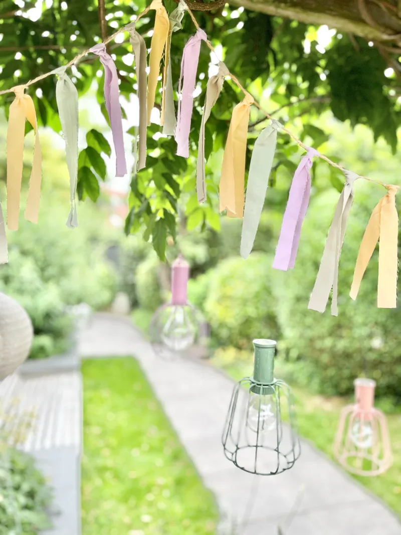 Lintjesslinger in pasteltinten in een tuin