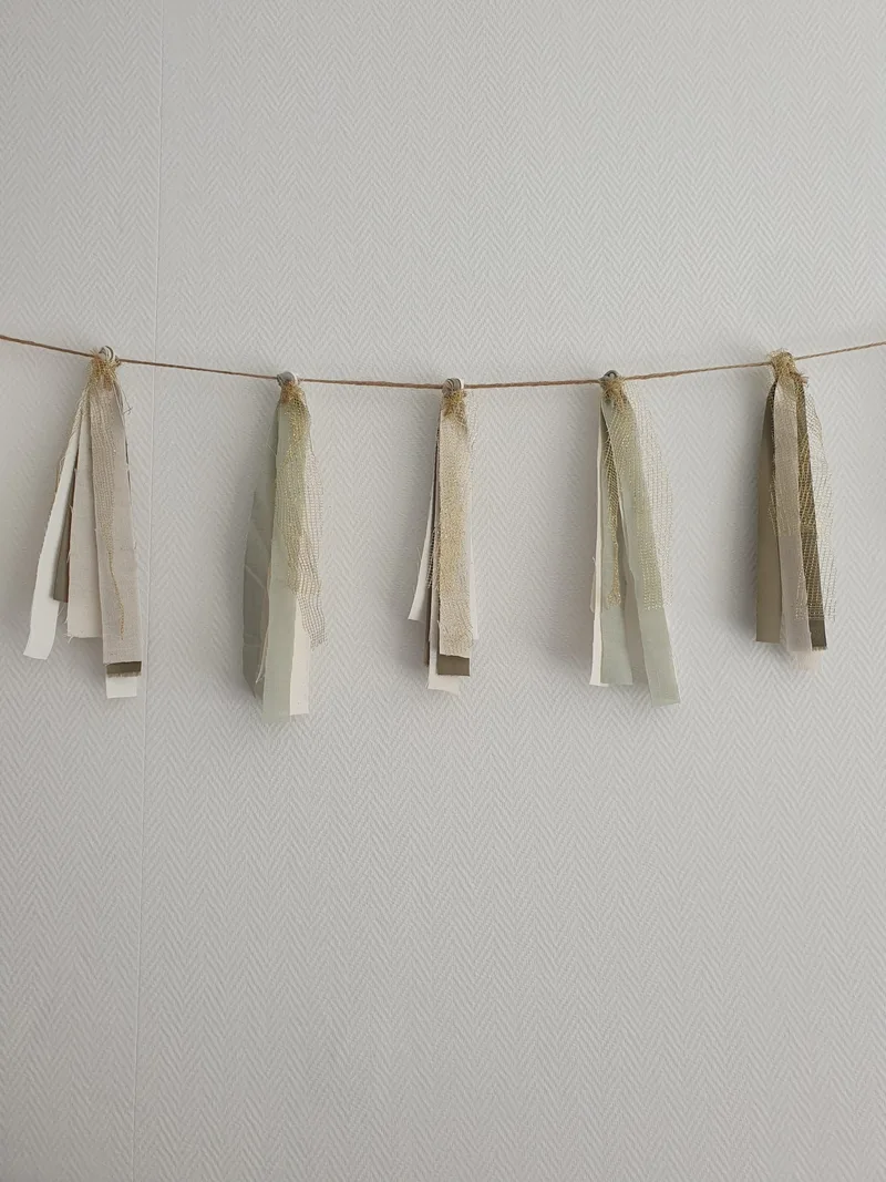 Naturel lintjesslinger met lange lintjes