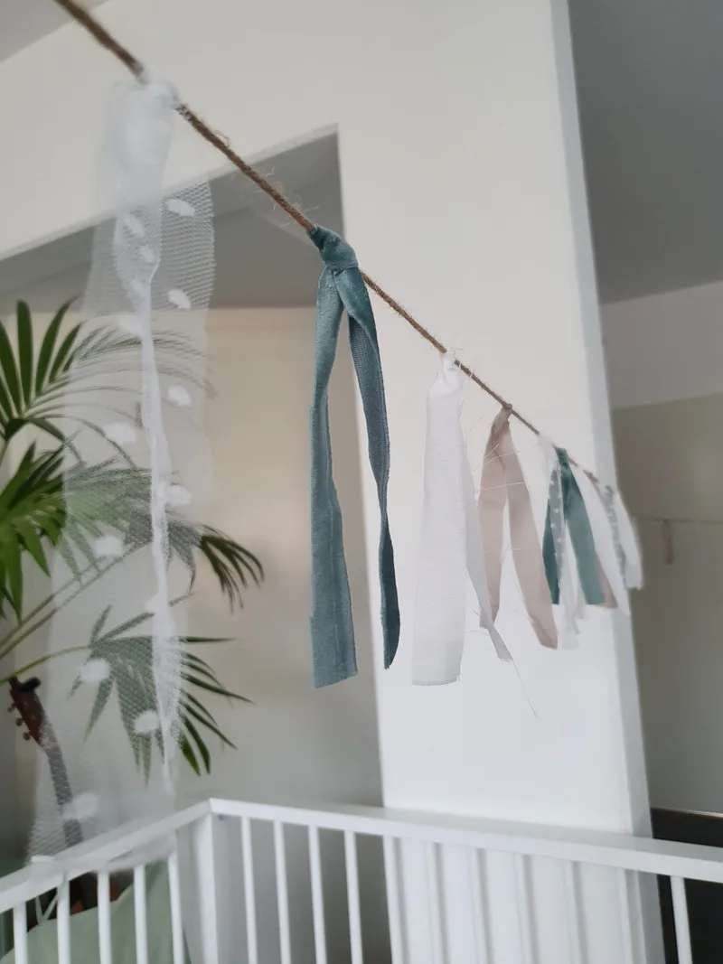 Lintjesslinger boven een feesttafel