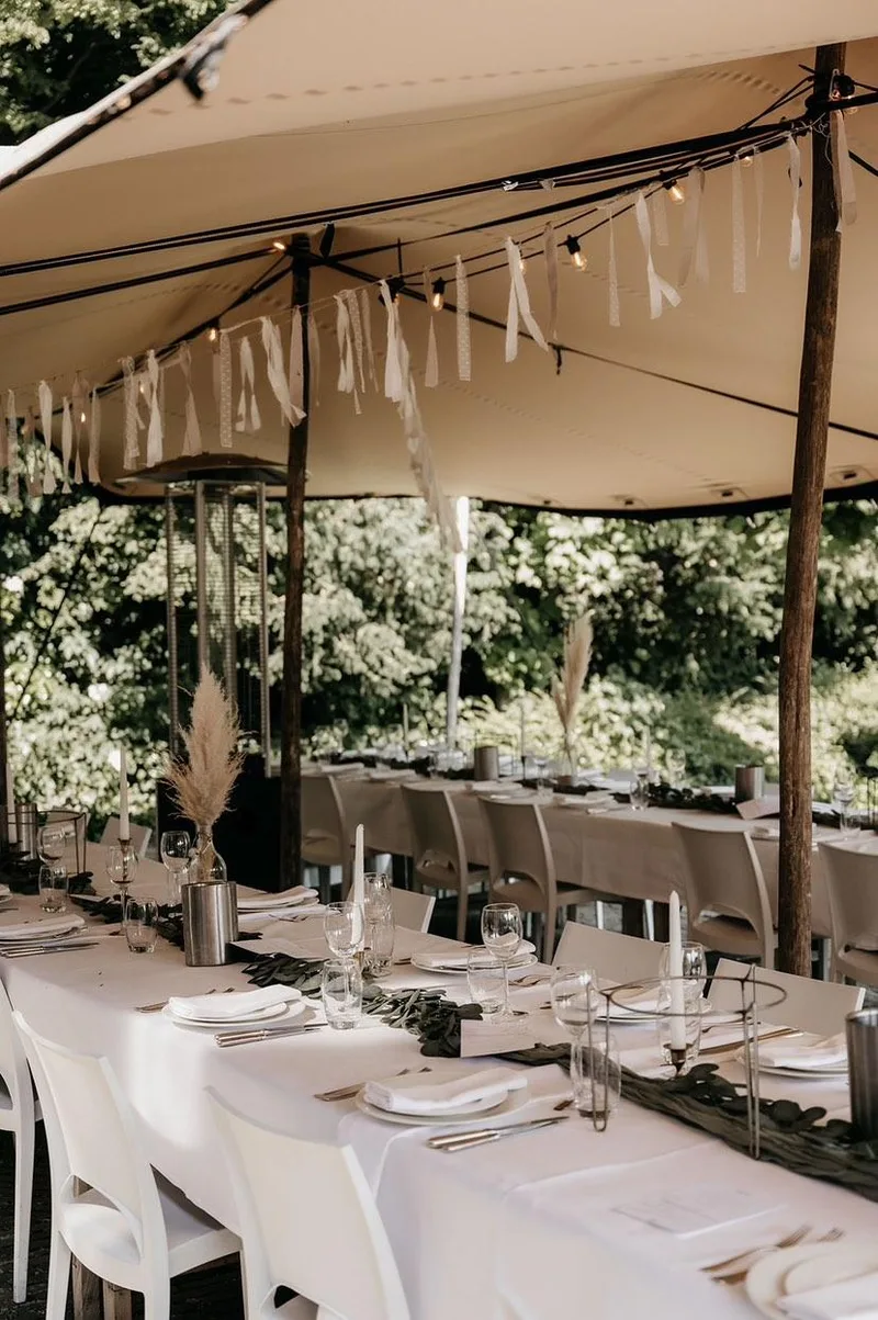 Sfeervolle feestlocatie met lintjesslingers